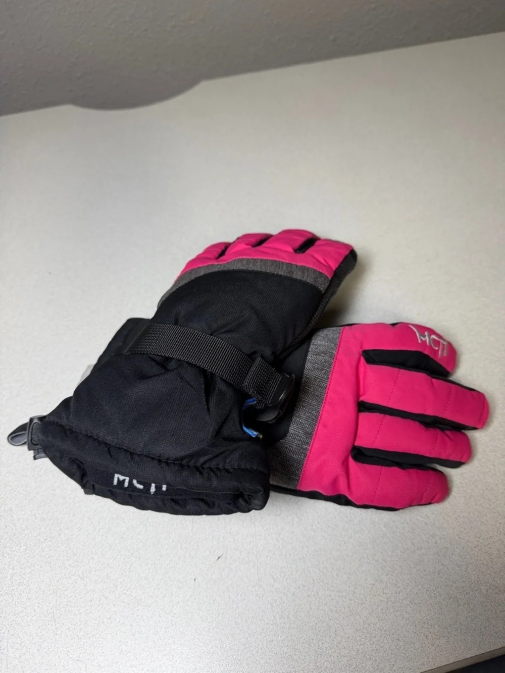 Women's Winter Ski Gloves in Pink and Black